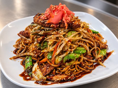 Vegan Chicken Stir-Fry Noodles with Teriyaki Sauce 🥬