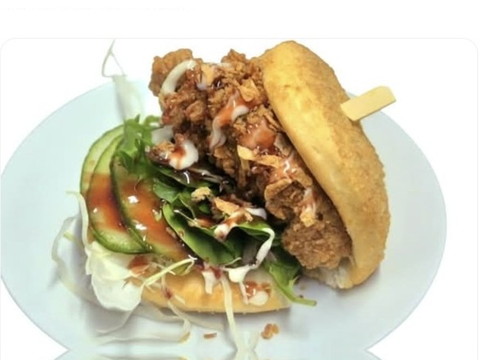 O Genki — Crispy Spicy Duck Bao Bun with Garden Salad & Sweet Bean Glaze